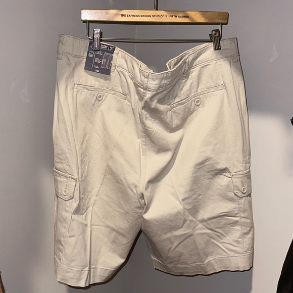 St. John's Bay Men's Cargo Shorts in Khaki, Size 44, NWT - Picture 4 of 6